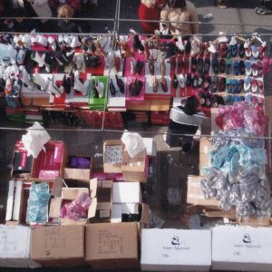 Plano aéreo de un puesto de calzado en el Rastro de Aranjuez