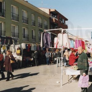 Varias personas en el Rastro de Aranjuez