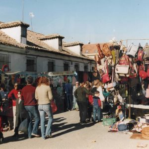 Numerosas personas en el Rastro de Aranjuez
