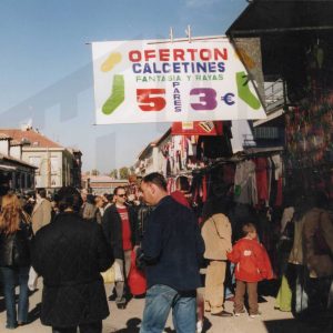 Cartel con oferta de calcetines en el Rastro de Aranjuez
