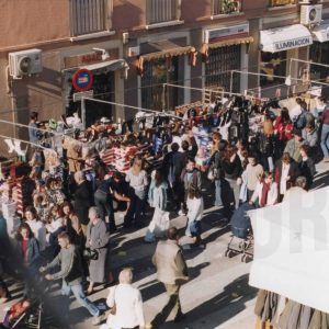 Plano aéreo de un puesto de calzado en el Rastro de Aranjuez