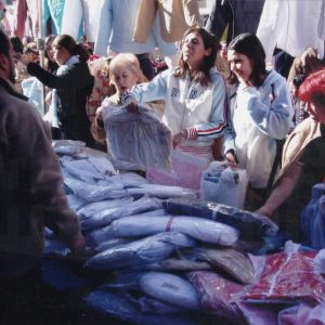Clientas delante de un puesto de ropa en el Rastro de Aranjuez