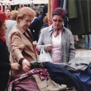 Clientas viendo la ropa de un puesto del Rastro de Aranjuez