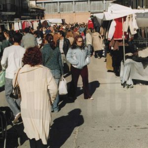 Numerosas personas en el Rastro de Aranjuez