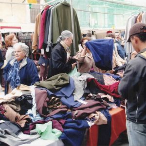 Clientas viendo la ropa de un puesto del Rastro de Aranjuez
