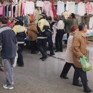 Policías municipales patrullan por el Rastro de Aranjuez