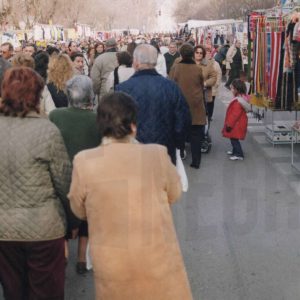 Vista general de la calle en el Rastro de Aranjuez