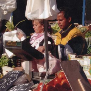 Vendedores de un puesto de verduras en el Rastro de Aranjuez