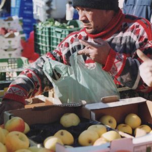 Vendedor de un puesto de frutas en el Rastro de Aranjuez