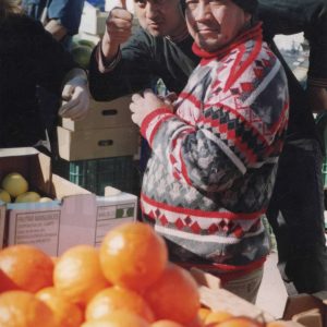 Vendedores de un puesto de frutas en el Rastro de Aranjuez