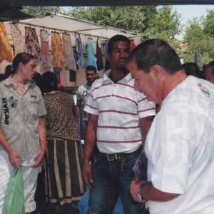 Público delante de un puesto de ropa en el Rastro de Aranjuez