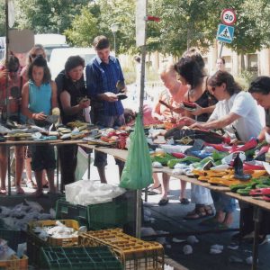 Clientas delante de un puesto de calzado en el Rastro de Aranjuez
