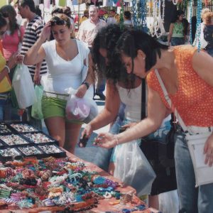 Clientas delante de un puesto de bisutería en el Rastro de Aranjuez