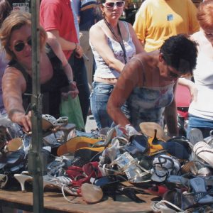 Clientas delante de un puesto de calzado en el Rastro de Aranjuez