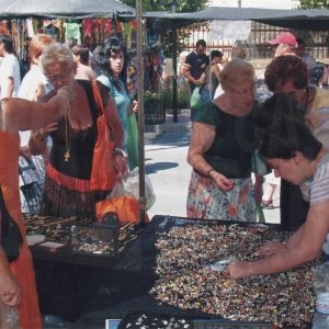 Clientas delante de un puesto de bisutería en el Rastro de Aranjuez
