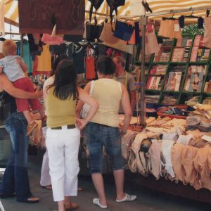 Puesto de lencería y ropa interior en el Rastro de Aranjuez