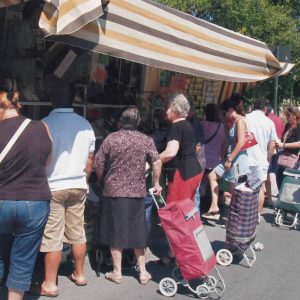 Clientas delante de un puesto de calzado en el Rastro de Aranjuez