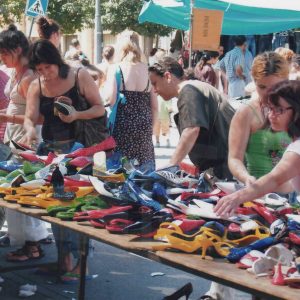 Clientas delante de un puesto de calzado en el Rastro de Aranjuez