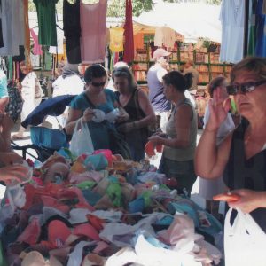 Puesto de lencería y ropa interior en el Rastro de Aranjuez