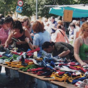 Clientas delante de un puesto de calzado en el Rastro de Aranjuez