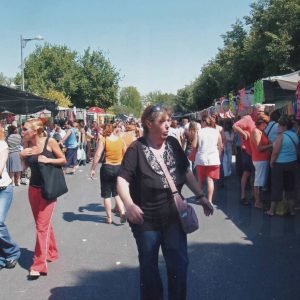 Numerosas personas en el Rastro de Aranjuez