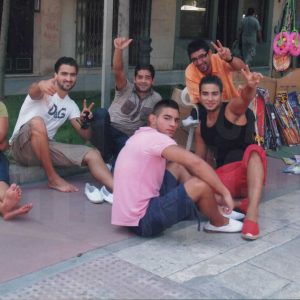 Grupo de vendedores del Rastro de Aranjuez  descansando