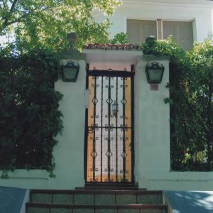 Puerta de entrada a la finca del torreón octogonal del Palacio de Osuna en la Calle de la Reina en Aranjuez