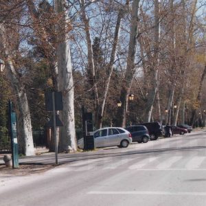 Panoramica de la Calle de la Reina de Aranjuez con las farolas encendidas durante el día