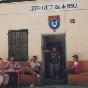 Socios del Club Cultural de Pesca de Aranjuez  sentados frente a su sede