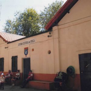 Socios del Club Cultural de Pesca de Aranjuez  sentados frente a su sede