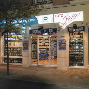 Fachada del establecimiento Foto Portillo de Aranjuez, por la noche