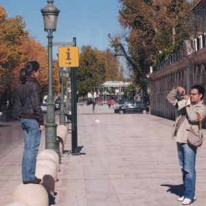 Pareja de turistas sacando una foto en la Plaza de San Antonio de Aranjuez junto a la Carrera de Andalucía