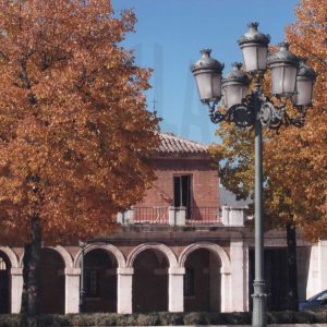 Farola fernandina en la Plaza de San Antonio frente a las Casas de Oficios en Aranjuez