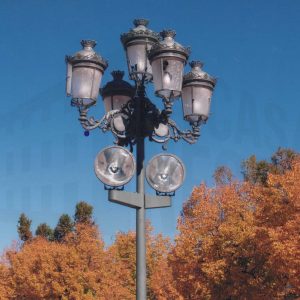 Farola fernandina y coloridos tilos en la Plaza de San Antonio en Aranjuez