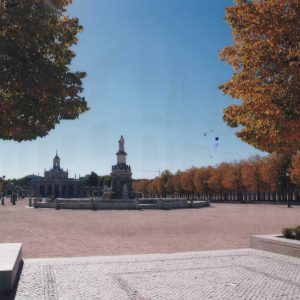 Vista de la Fuente de Venus (o de la Mariblanca), plaza, Iglesia de San Antonio y tilos en Aranjuez