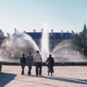 Turistas paseando frente  a la Fuente de Ceres en el Jardín del Parterre de Aranjuez