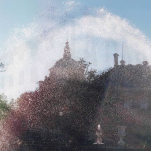 Cúpula del Palacio Real de Aranjuez a través de un chorro de agua de la Fuente de Ceres del Jardín del Parterre