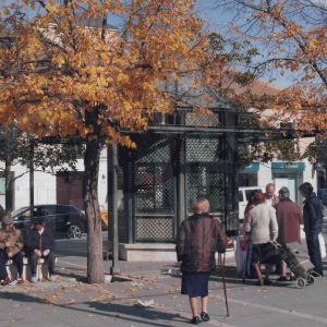 Vecinos tomando el sol y pasendo en la Plaza de la Constitución de Aranjuez