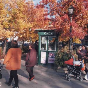 Vecinos paseando por la Calle Capitán en Aranjuez