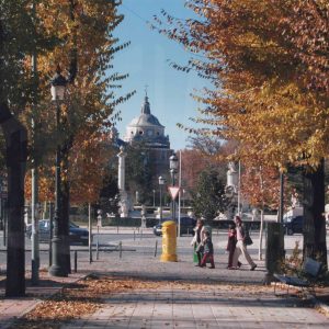 Calle Infantas junto a la Glorieta de Santiago Rusiñol con una cúpula del Palacio Real de Aranjuez al fondo