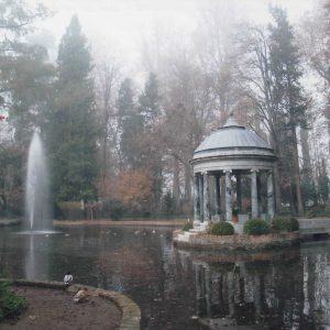Templete Clásico en el Estanque de los Chinescos del Jardín del Príncipe de Aranjuez bajo la niebla