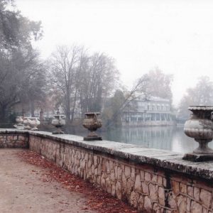 Río Tajo y Restaurante El Rana Verde desde el Jardín del Príncipe de Aranjuez entre la niebla