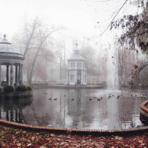 Pabellones en el Estanque de los Chinescos del Jardín del Príncipe de Aranjuez bajo la niebla