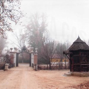 Entrada al Jardín de la Isla de Aranjuez por el Puente de la Ría y caseta del guarda bajo la niebla