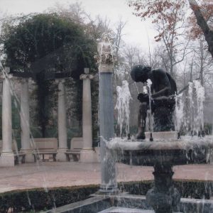 La Fuente del Niño de la Espina o de las Arpías en el Jardín de la Isla de Aranjuez con niebla