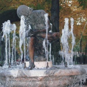Escultura del Espinario entre los surtidores de agua en el Jardín de la Isla de Aranjuez