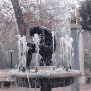 Escultura del Espinario entre los surtidores de agua en el Jardín de la Isla de Aranjuez