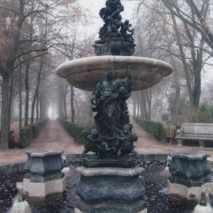 La Fuente de Neptuno del Jardín de la Isla de Aranjuez entre la niebla