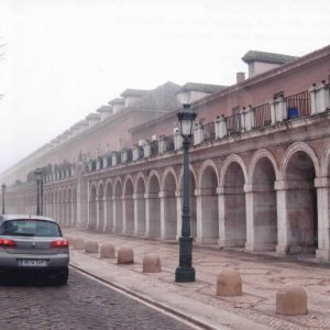 Arcadas de las Casas de Oficios y Caballeros desde la Calle Florida en Aranjuez bajo la niebla