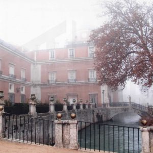 Vista del Palacio Real de Aranjuez y del Puente de la Escalinata en el Jardín de la Isla entre la niebla